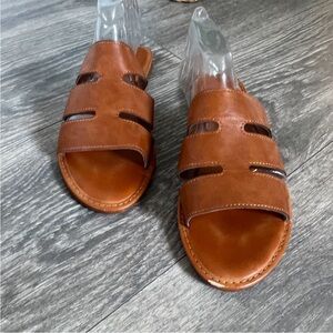 Bamboo cage style laser cut open toe sandals in tan. Size 7.5